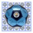 Manchester City "Signature" labda - normál (5-ös méretű) City címeres focilabda a csapat tagjainak aláírásával